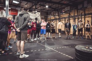 Participants motivés utilisant des équipements Hyrox©️ lors d’un entraînement dans une salle affiliée