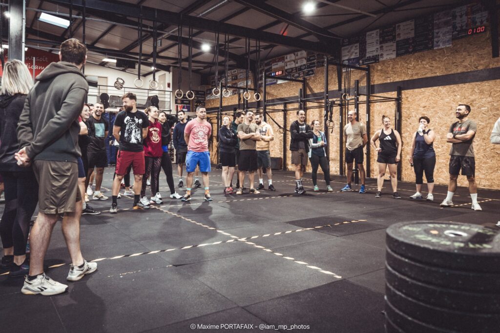 Coach certifié Hyrox©️ guidant un entraînement officiel dans la Loire